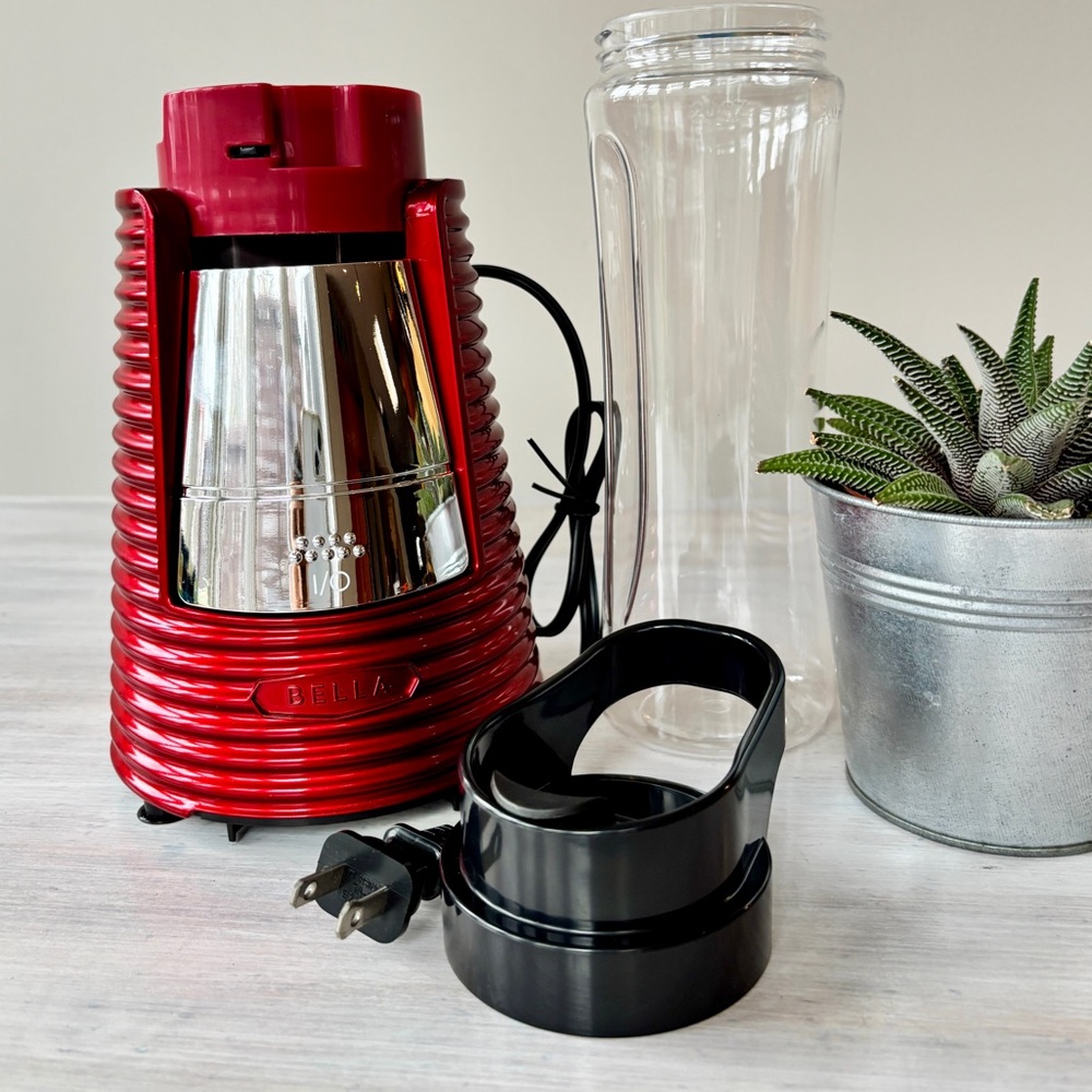 NWT Red BELLA Linea Sport Rocket Blender with 20oz To‑Go Cup.